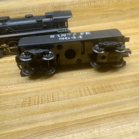 Lionel Train Santa Fe 8644 Engine and Tender Car O-Gauge - Picture 7 of 10